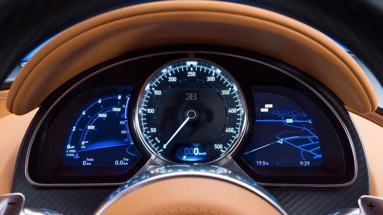Bugatti Chiron 2019-2020 фото приборной панели