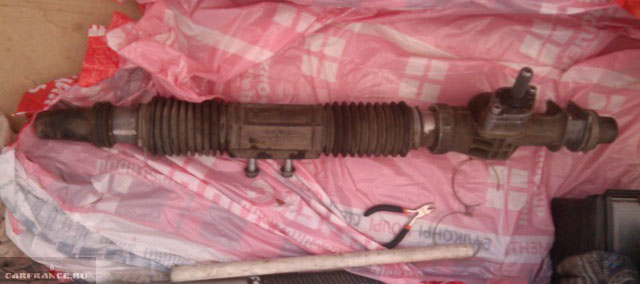 Демонтированная рулевая рейка с ВАЗ-2112