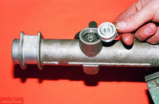 Гайка, пружина и фиксирующее кольцо рулевой рейки ВАЗ-2112