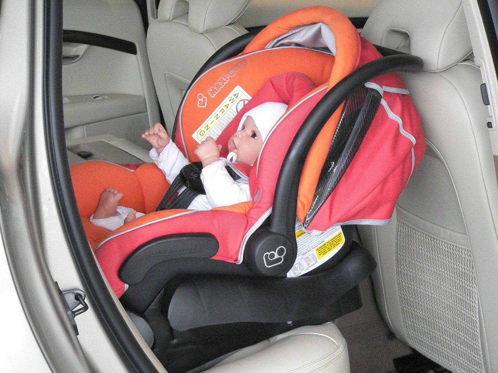 Люлька на переднем сиденье. Автолюлька MEGALINE. Автолюлька для новорожденных в машине. Автокресло для новорожденных. Крепление люльки в автомобиле.