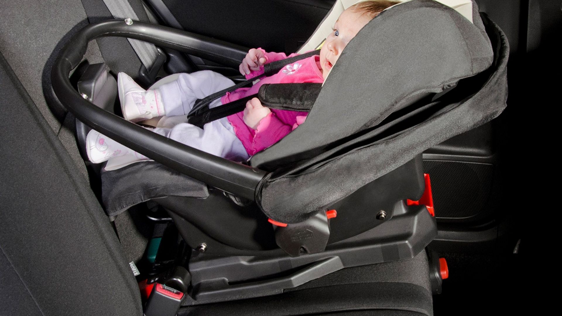 Можно автолюльку ставить на переднее сидение. Автолюлька в Mark 2. Крепление автолюльки в автомобиле. Крепление люльки в автомобиле. Автолюлька для новорожденных в автомобиле.